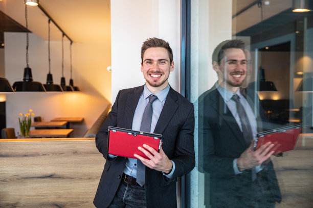 咖啡馆里微笑的年轻商人肖像图片下载