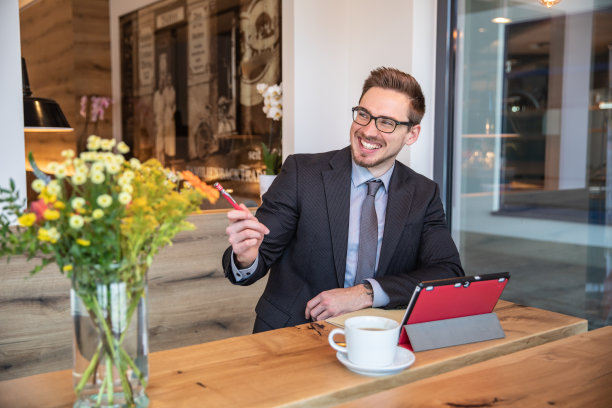 咖啡馆里微笑的年轻商人肖像图片下载
