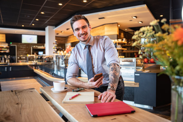 咖啡馆里微笑的年轻商人肖像图片下载