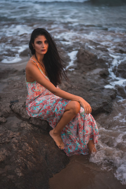 白种人穿着一件带花的白色织物连衣裙，在海边享受假期图片下载