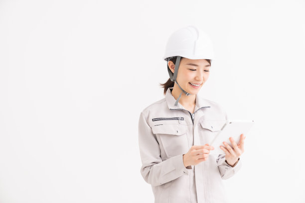 亚洲女建筑工人和白色安全帽，平板电脑图片下载