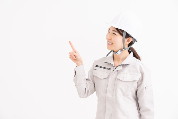 女建筑工人和白色安全帽图片下载