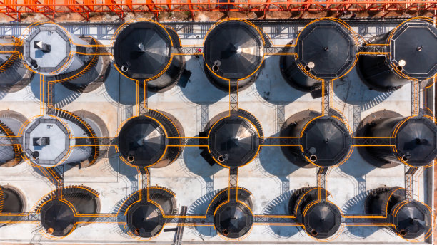 鸟瞰图石油和天然气储罐的石油产品在炼油业务公司，工业罐的汽油和石油。图片下载