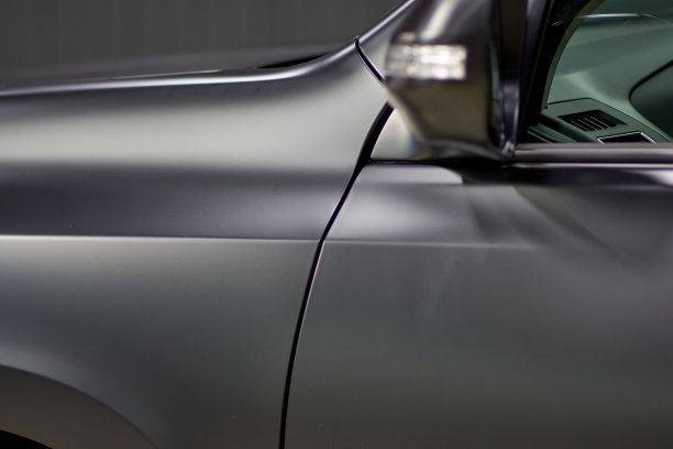 在汽车上安装一层保护漆和哑光清漆。PPF聚氨酯膜可保护汽车漆不被石头划伤、焦点模糊。2021年4月3日，俄罗斯车里雅宾斯克图片下载