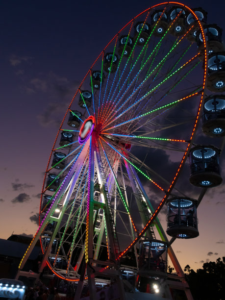 美丽的彩虹色摩天轮图片下载