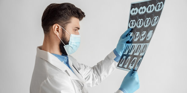 男性医生肺部x线计算机断层扫描检查肖像图片下载