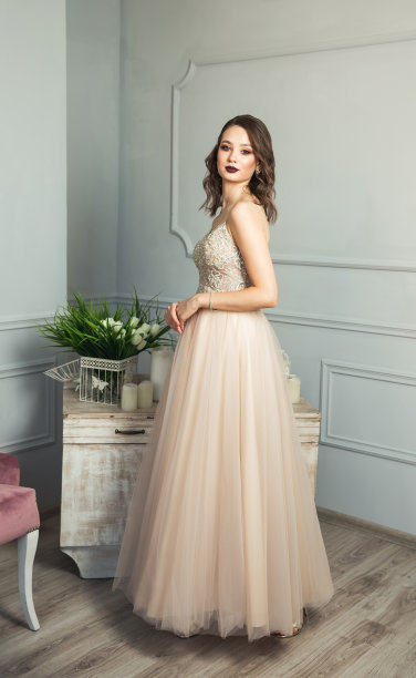 精致的年轻模特女孩的肖像。穿着淡雅衣服的女士。图片下载