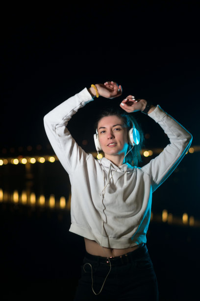 千禧女孩听音乐霓虹灯户外图片下载