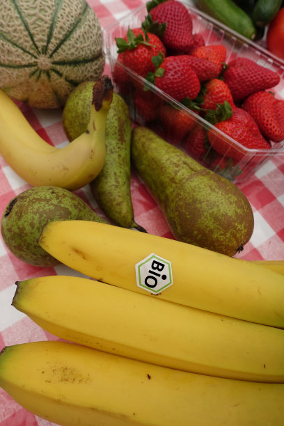 有机香蕉，梨，草莓和哈密瓜在厨房的柜台上图片下载