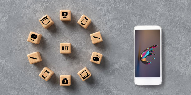 立方体与信息NFT和几个符号除了智能手机与艺术图片- 3d插图图片下载