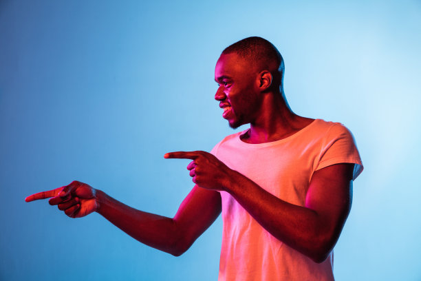 一个年轻的非洲人孤立在霓虹灯梯度背景下图片下载