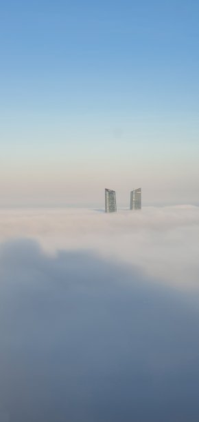 在雾中的建筑物和城市图片下载