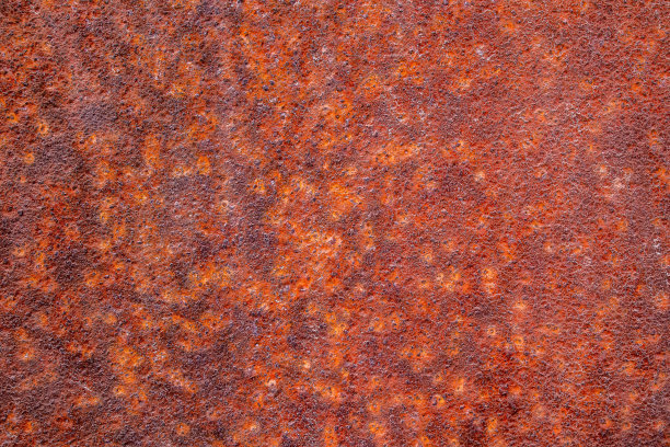 金属板表面近距离出现棕红色腐蚀。锈纹理,背景。图片下载