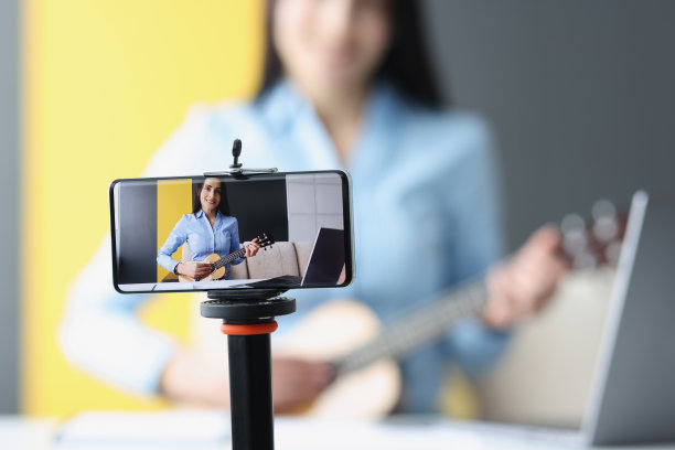一个女人正在拍摄吉他课的特写镜头图片下载