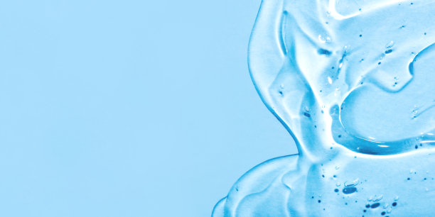 蓝色背景上的透明透明质酸凝胶。图片下载