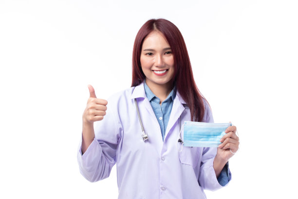 专业的医疗人员和医学理念。美丽的肖像友好的亚洲女医生或护士微笑和显示面具拇指隔离在白色的背景。图片下载