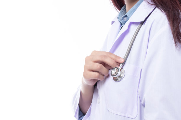 近距离拍摄在医务室手持听诊器的女医生或护士，以白色背景隔离。医疗保健和医疗理念。图片下载
