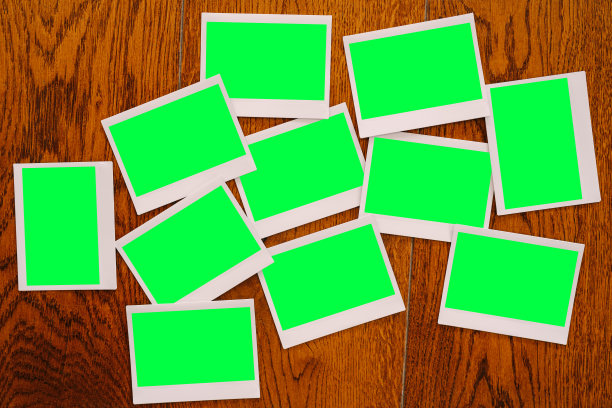 木桌上放着许多空白的照片图片下载