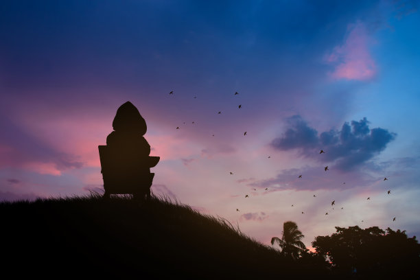 男孩独自坐着的剪影，图片下载