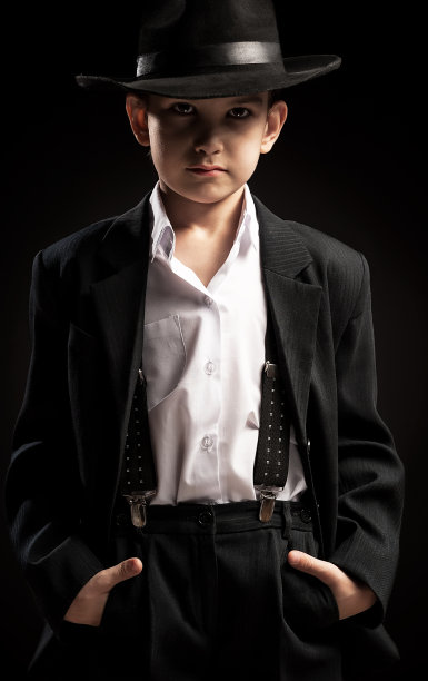 一个男孩的肖像在一个歹徒的肖像图片下载