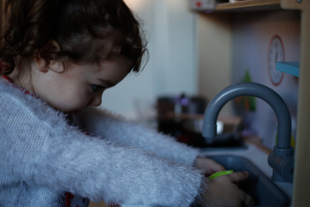 幼小的学前班女孩在玩厨房里的玩具照片图片下载