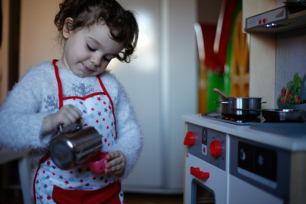 幼小的学前班女孩在玩厨房里的玩具照片图片下载