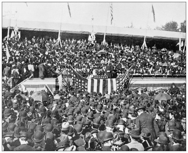 美国标志性建筑的古董黑白照片:州长马卡姆在加州仲冬博览会开幕日对人们的讲话图片下载