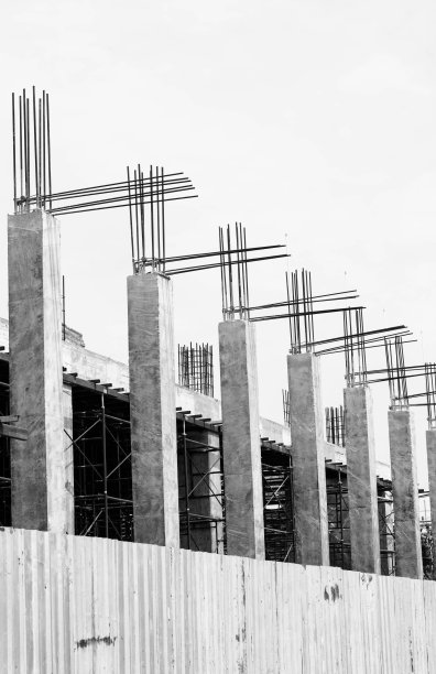 在建筑概念上建造一座房子，复制空间隔离在白色背景上图片下载