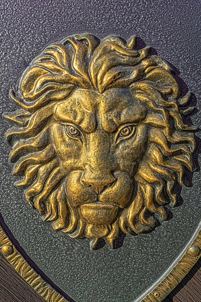 门上金属镀金的狮子装饰图片下载