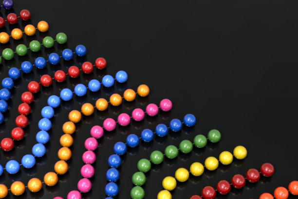 背景由多色塑料珠上一条透明的线。珠子是对角线排列的。珠宝首饰。3 d演示。图片下载