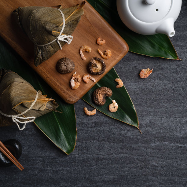 粽子粽子俯视图为端午节上方以黑色为背景。图片下载