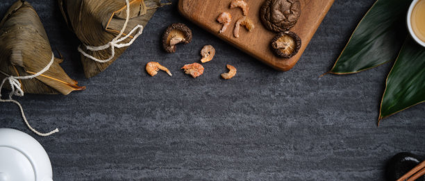 粽子粽子俯视图为端午节上方以黑色为背景。图片下载