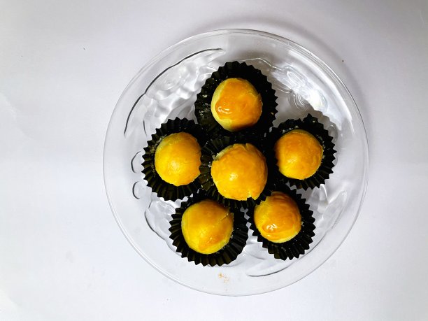 纳斯达蛋糕与菠萝果酱在白色的背景图片下载