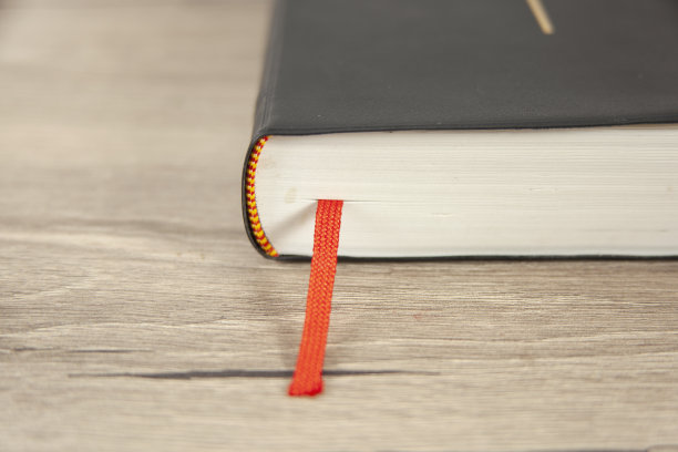 圣经和标签放在木桌上图片下载