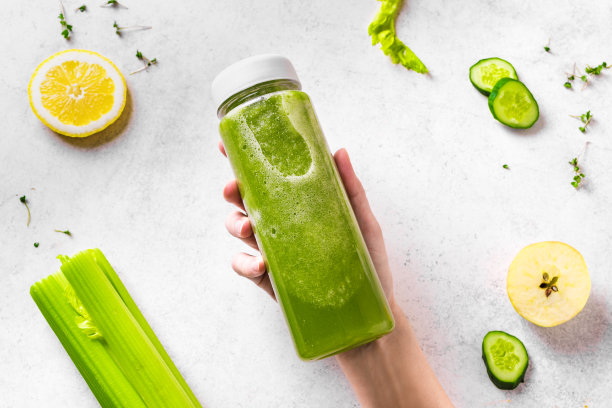 手里拿着一瓶绿色冰沙图片下载