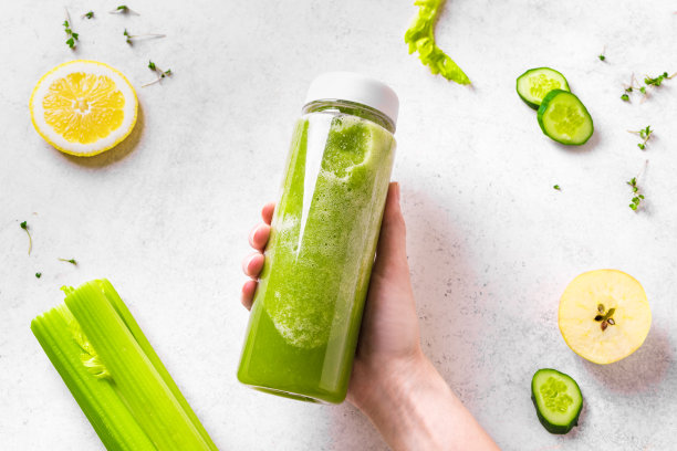 手里拿着一瓶绿色冰沙图片下载