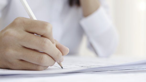 建筑师工程师设计工作，女性建筑师在家工作，概念蓝图。图片下载