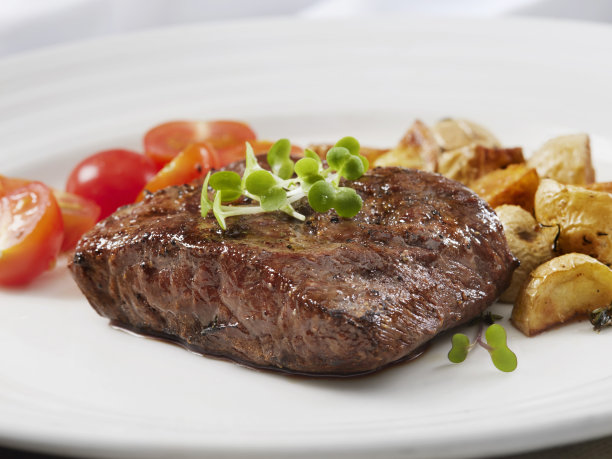 纽约烤鹿肉牛排配烤蔬菜图片下载