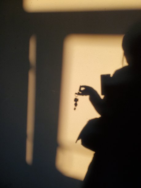 模糊的影子剪影握着一串钥匙在手指图片下载