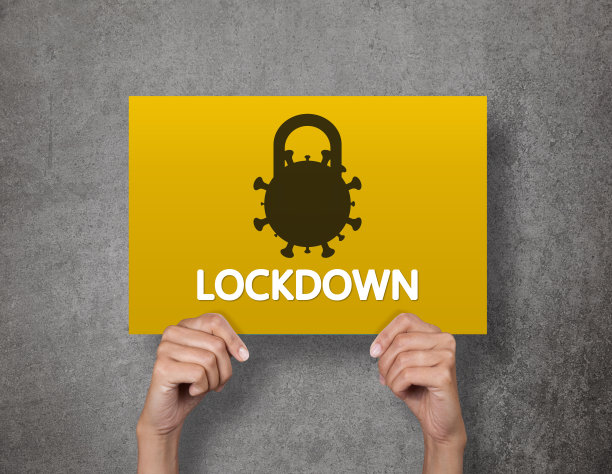 举着带有冠状病毒概念的标语图片下载