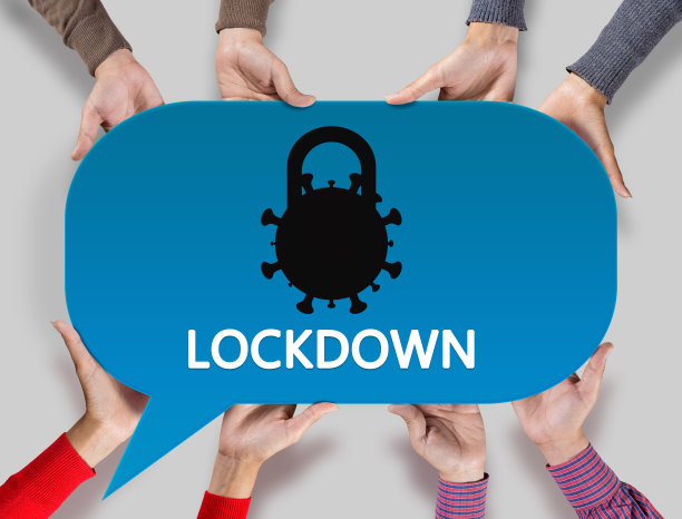 举着带有冠状病毒概念的标语图片下载