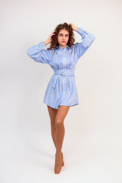 美丽苗条的女孩，在白色的背景上图片下载