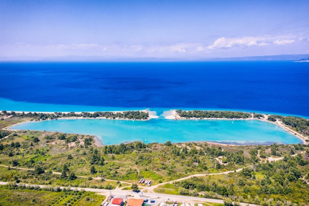 美丽的海滩，金色的沙子和清澈的水。欧洲碧蓝的海岸，碧蓝的海水，金色的沙滩。暑假背景与绿松石海水湾和松树无人机照片视图图片下载
