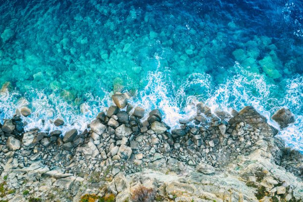 美丽的海滩，金色的沙子和清澈的水。欧洲碧蓝的海岸，碧蓝的海水，金色的沙滩。暑假背景与绿松石海水湾和松树无人机照片视图图片下载