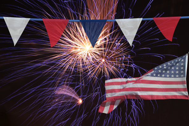 烟花美国国旗在风中节日的Pennant花环图片下载