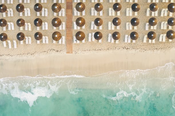 美丽的海滩，金色的沙子和清澈的水。绿松石海岸与蓝色的水和金色的沙子在欧洲无人机照片视图图片下载