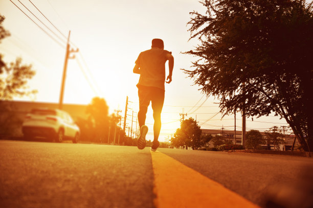 模糊的目标男人在路上奔跑图片下载