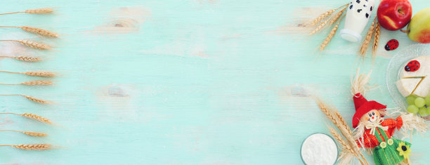 俯视图照片上的乳制品在蓝色的木制背景。犹太节日的象征——七八节图片下载