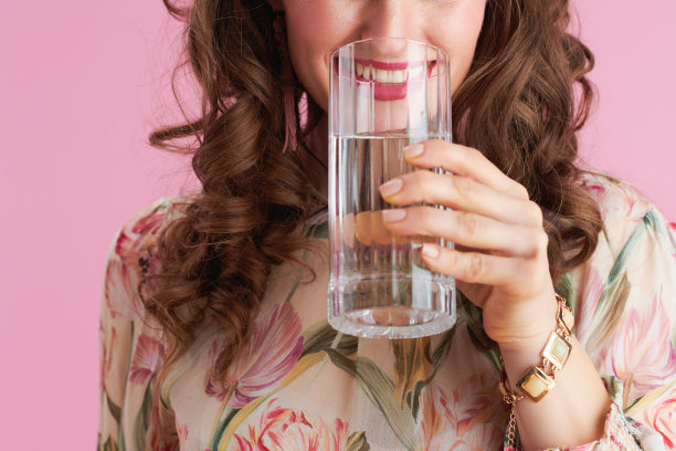 她面带微笑，有着浅黑色的长卷发图片下载