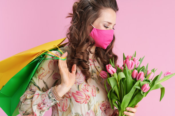 现代女性与长波浪黑发在粉红色图片下载